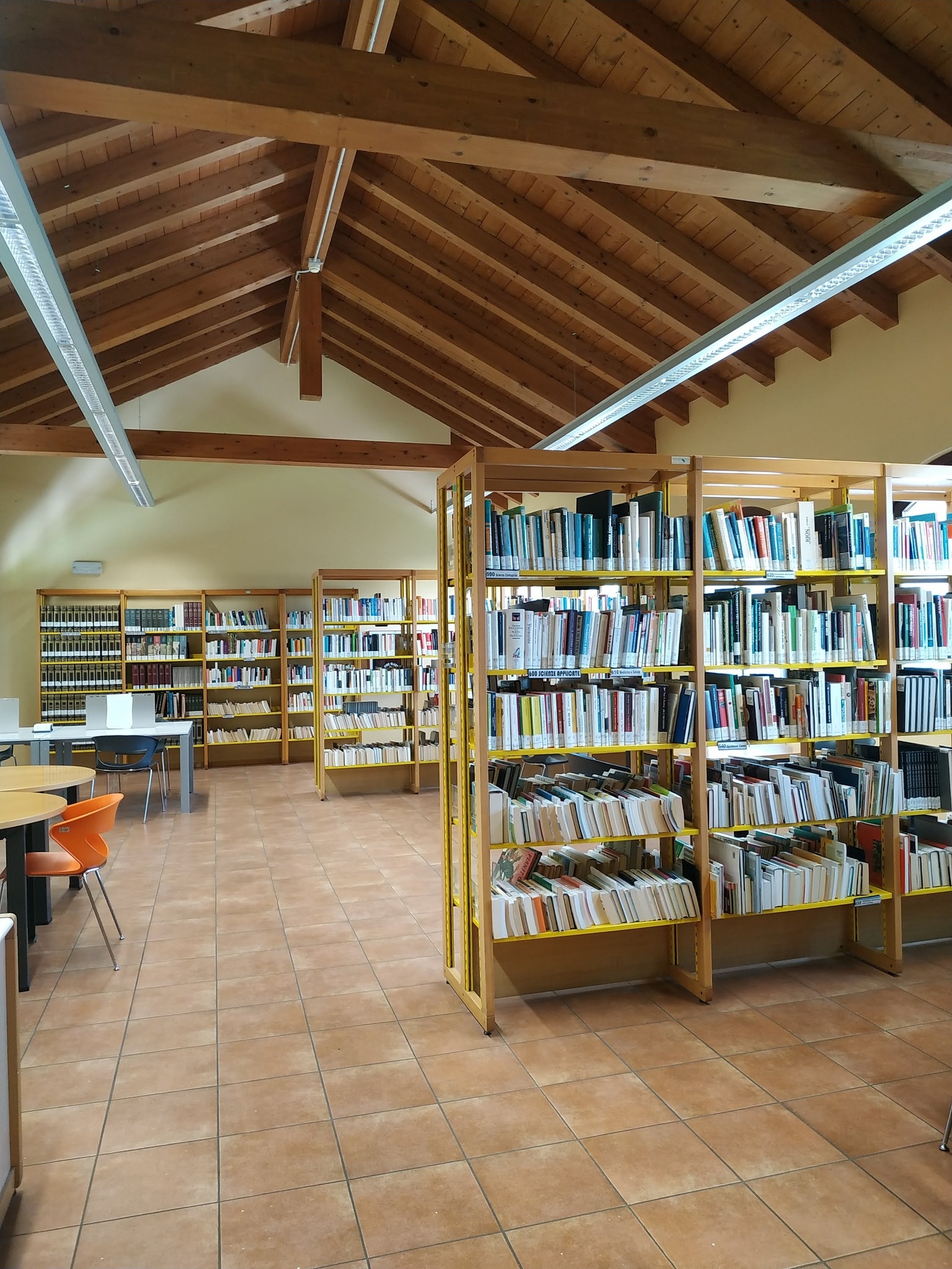 biblioteca-civica-roberto-camerani-di-cassina-de-pecchi-in