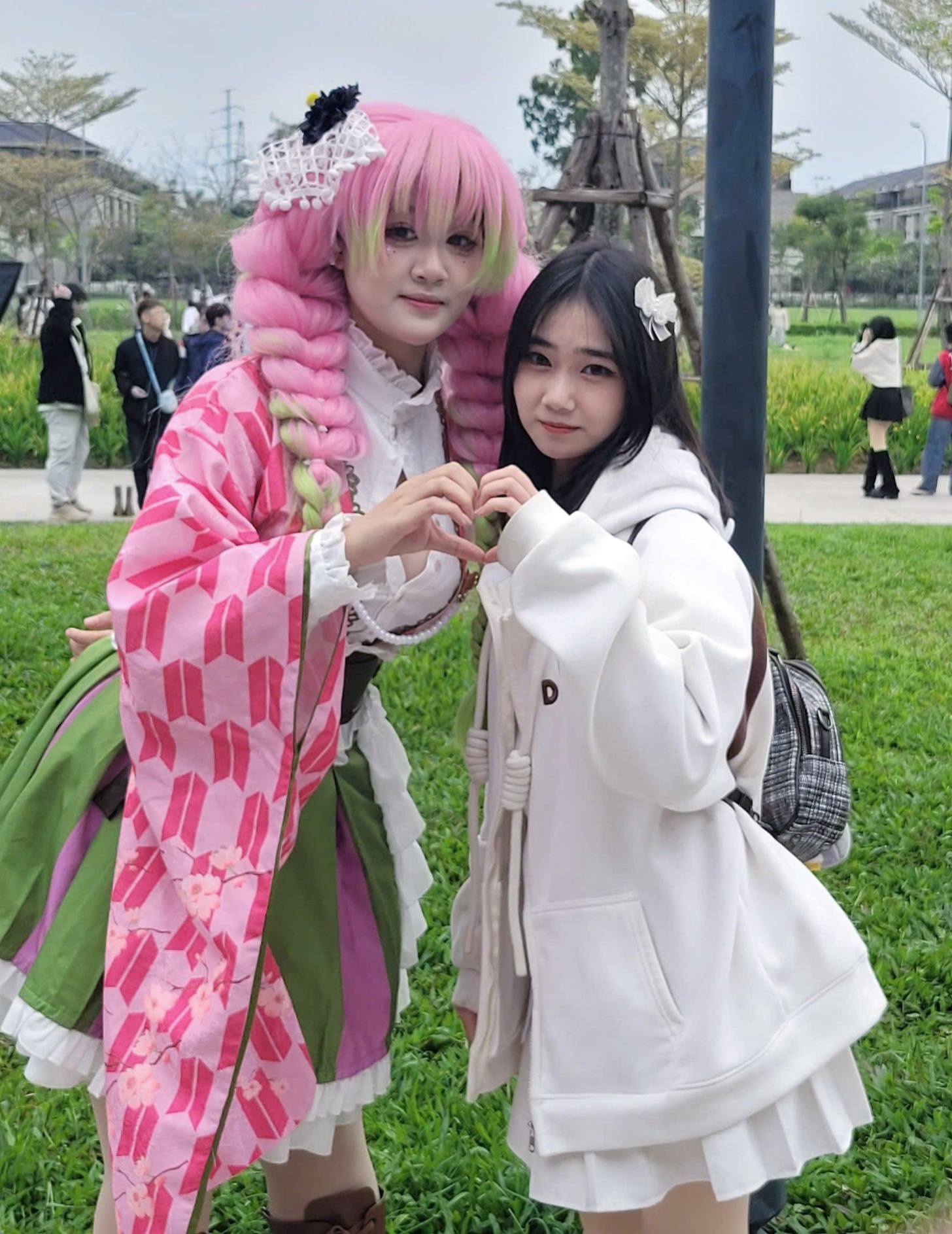 Cosplay FC (Official) | Chị ấy xinh và còn cúi xuống cho bằng mình nữa ...
