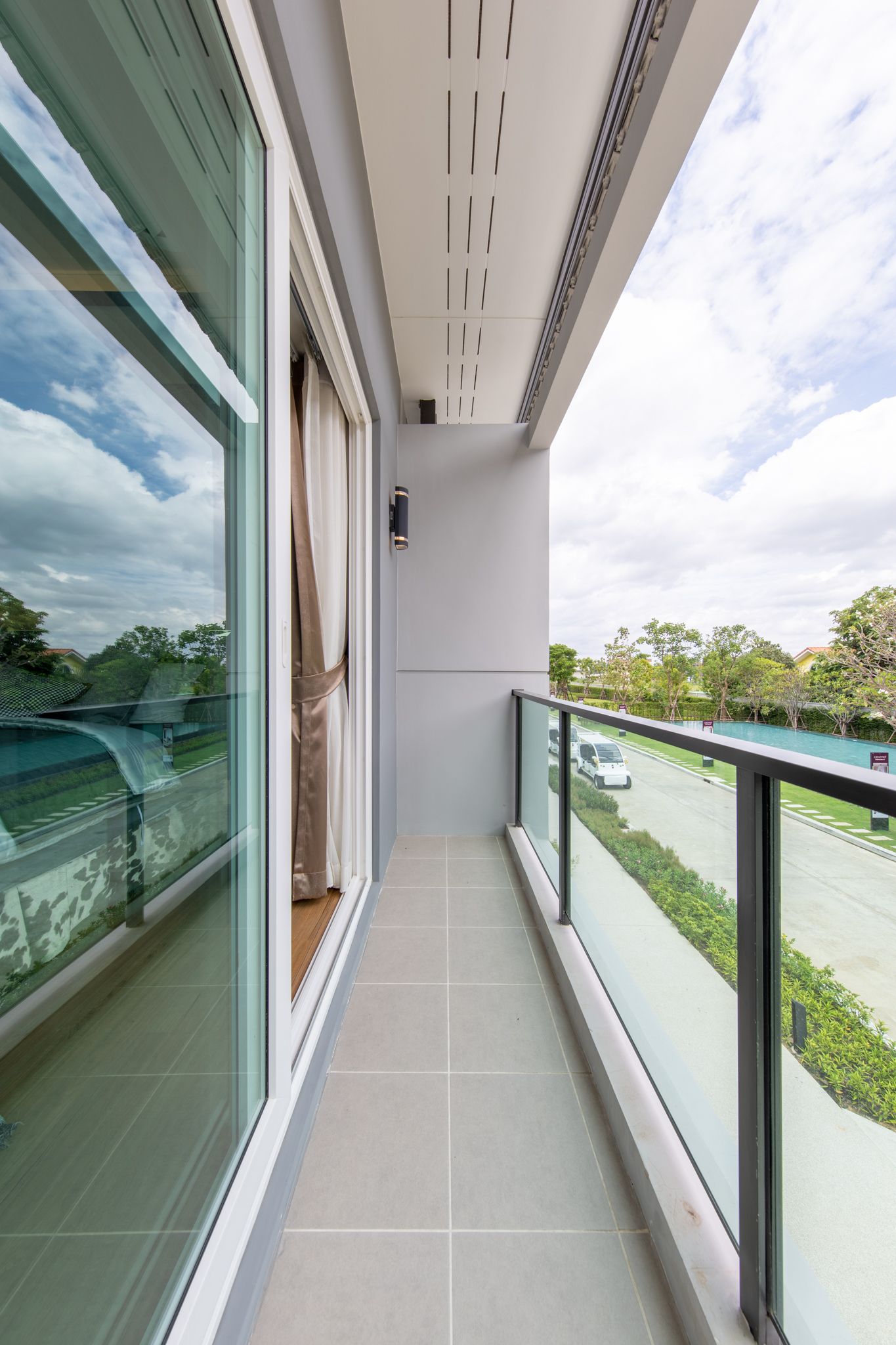 อยากมีบ้านโว้ยย - ระเบียงของห้องนอน Master Bedroom ไม่ได้ให้มาเล่นๆ ...