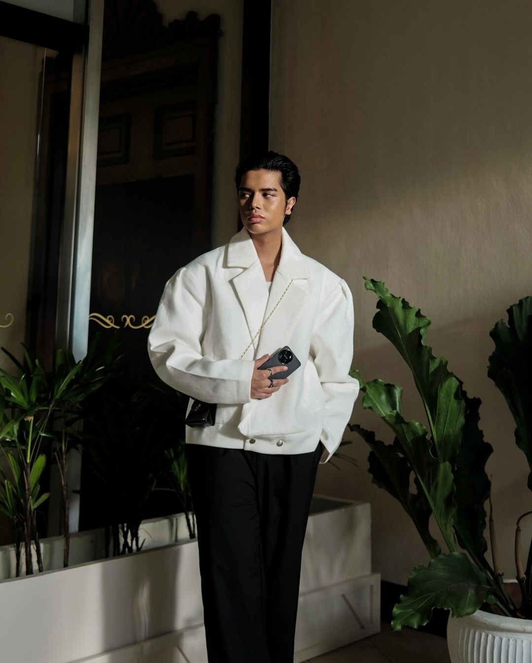realme - 👀 SPOTTED: Jadh with the #realme11! 👀 Looks like...