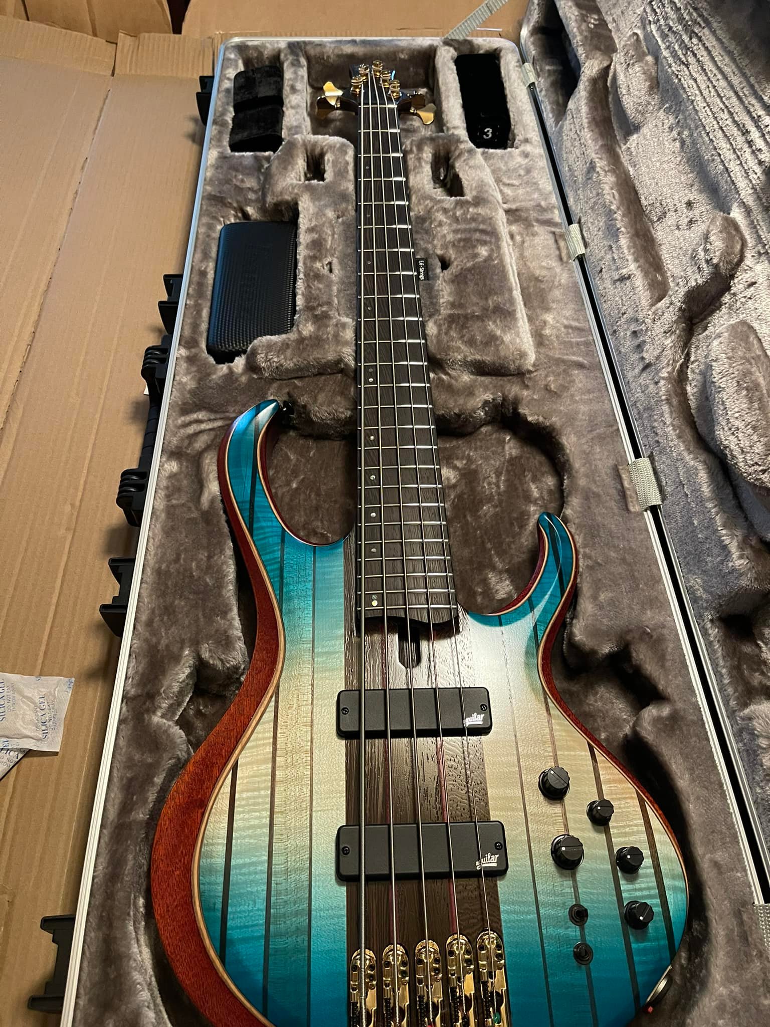 Ibanez BTB1935 bass guitar in Caribbean Islet