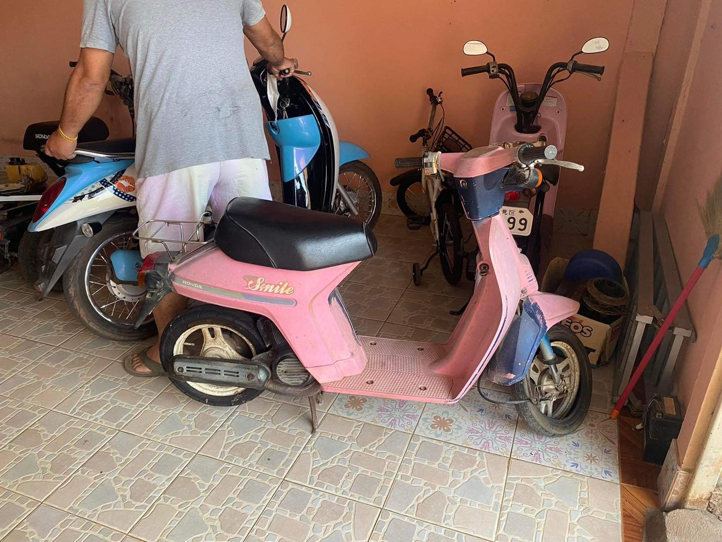 Honda Eve Smile pink As is where is. Not budget meal