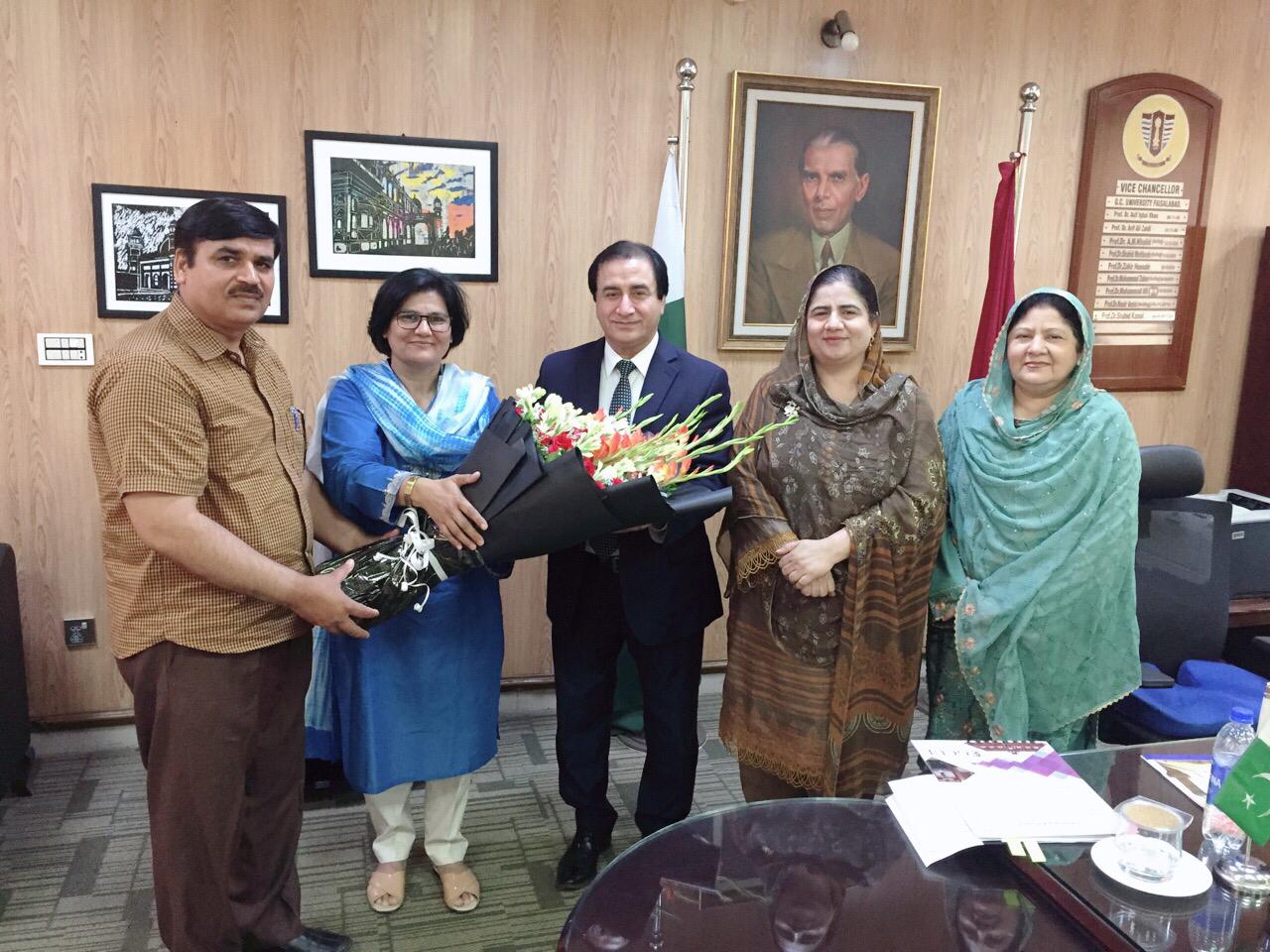 Dr. Naheed... - Government College University Faisalabad