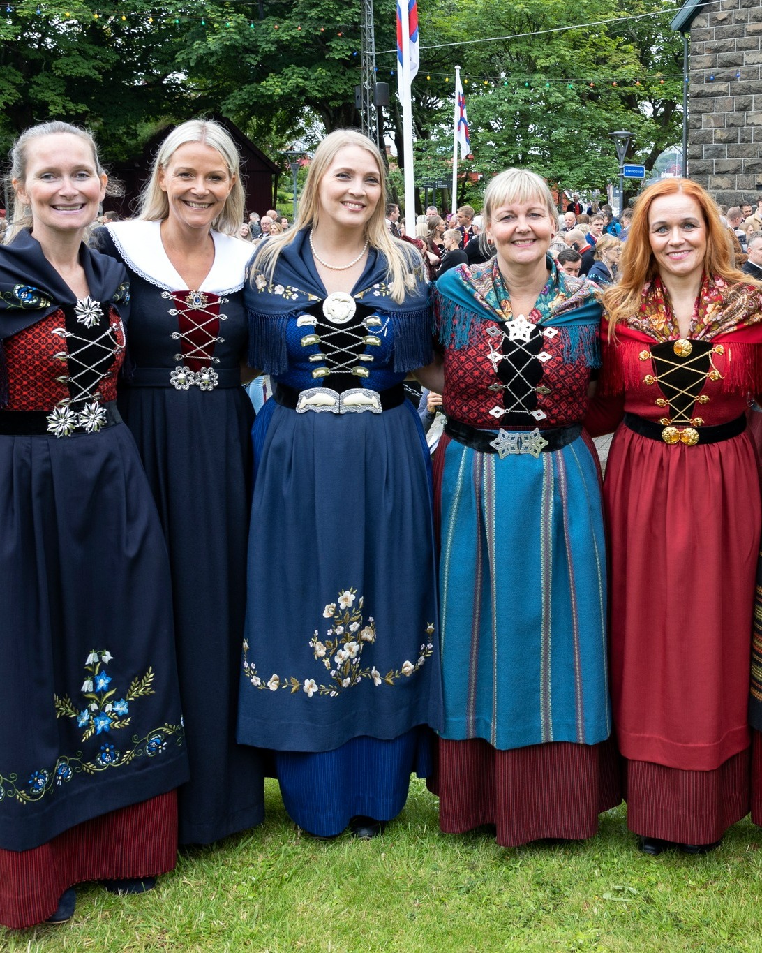 why do islanders dress in traditional clothes on holidays Góða Ólavsøku! 🇫🇴 Faroe are joyously celebrating their national holiday, Ólavsøka, Tórshavn today and tomorrow. The vibrant streets are brimming with locals wearing their splendid national costumes. If you happen Embroidered silk dress