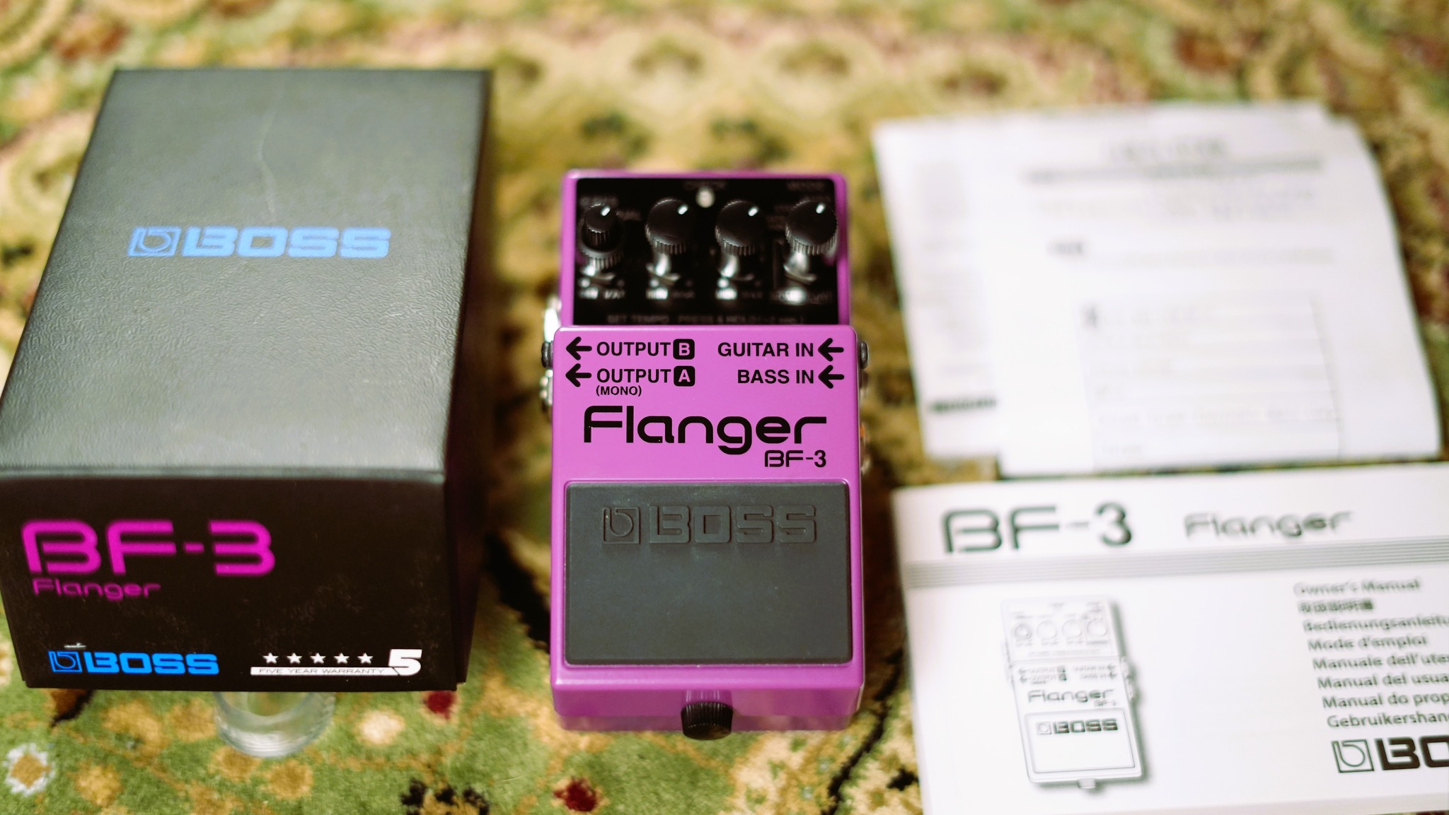 What is the difference between the Boss BF-2 and BF-3 flanger pedals?