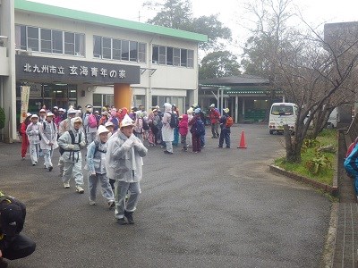 北九州市立玄海青年の家 チャレンジ１００キロ最終日 ７９人の若武者達が小雨の降る中 元気に玄海を出発しました Facebook