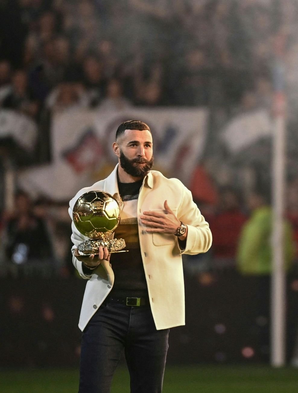 📸🔥 قام كريم بنزيما بتقديم كرته الذهبية... - Real Madrid Life | Facebook