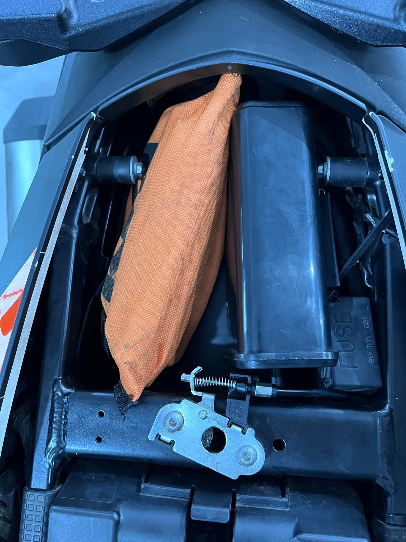 How to fit tools bag and alarm module under KTM 1290 seat