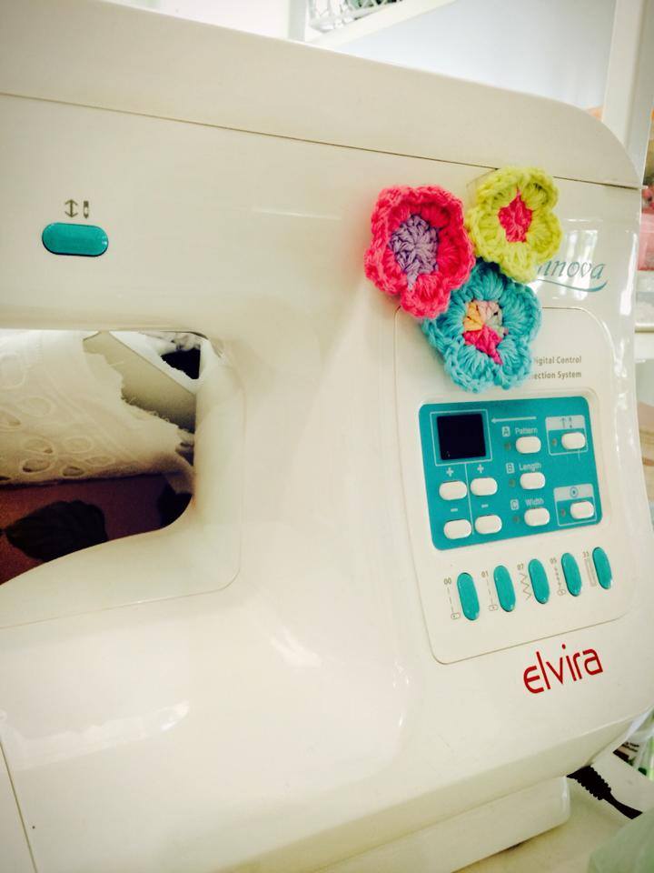 Knittingplace - จักรเย็บผ้าเราก็ไม่เว้นคะ ตกแต่งด้วยดอกไม้ถัก สร้าง ...