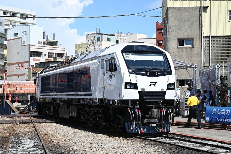 台中城 - 台鐵新採購34輛R200型柴電機車由《瑞士Stadler西班牙廠》製造，首批2輛於今日在彰化扇形車庫辦理新車見面會，後續將進行試車 ...