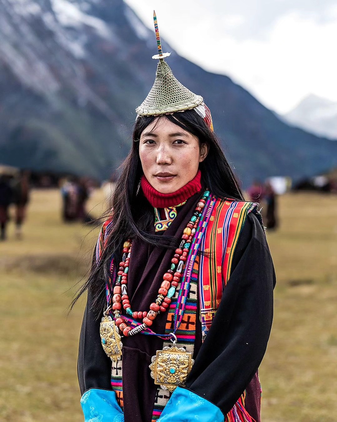 bhutan ladies dress The unique beautiful little girl of Laya, Bhutan. They wear their long black topped with conical shaped hats made of bamboo. Their cloths are made out of yak wool. They wear bhutan traditional dress