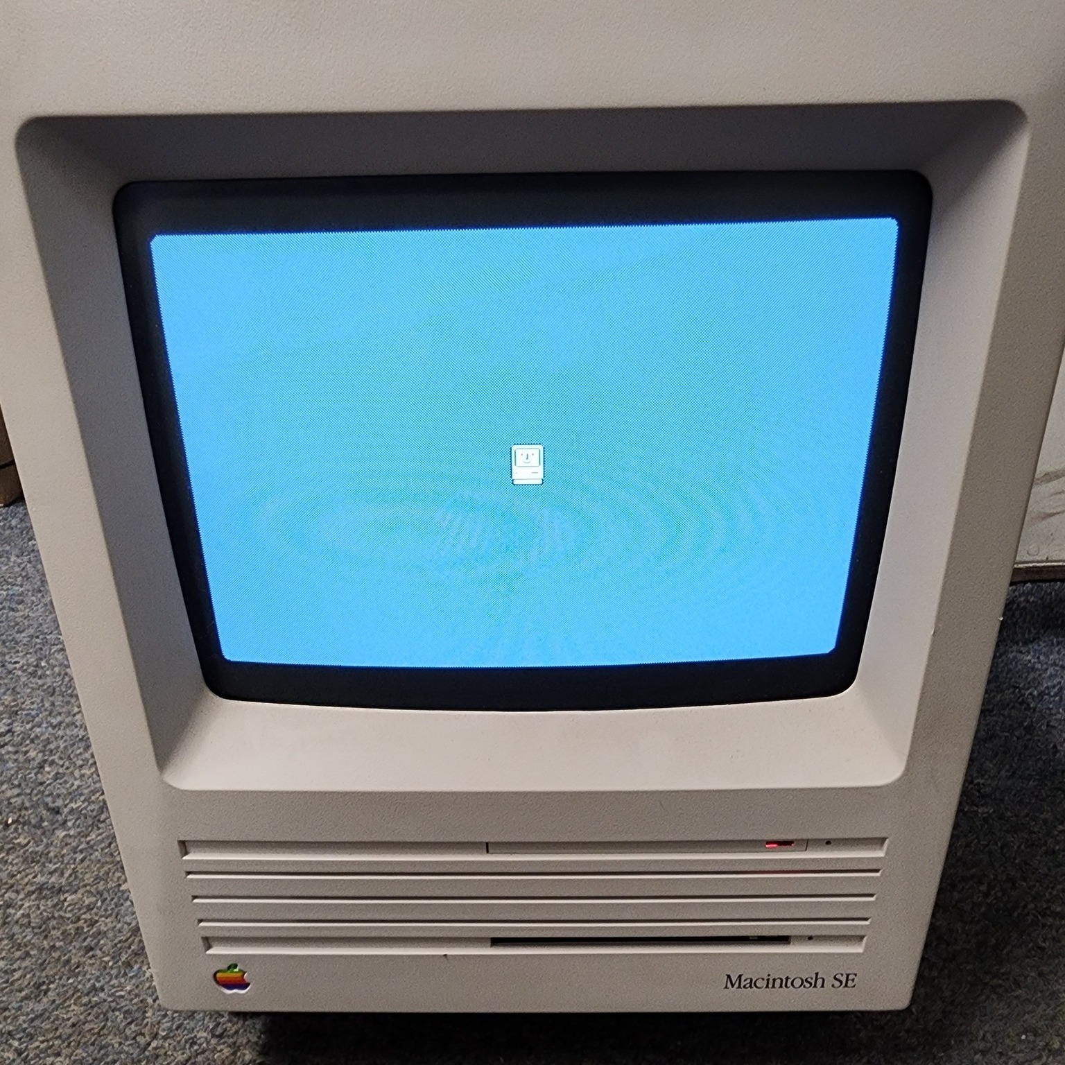 Macintosh SE with 5 inch CRT display