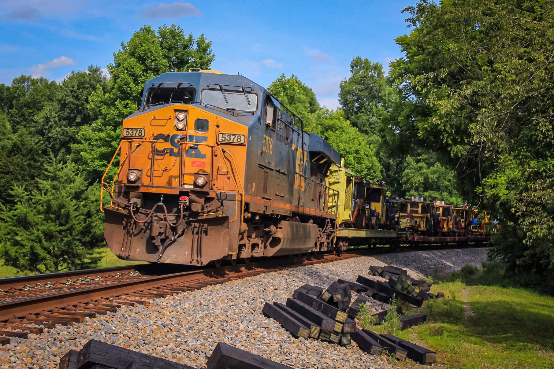 CSX - Past and Present | CSX W027 rounds the bend at Hadkins as they ...