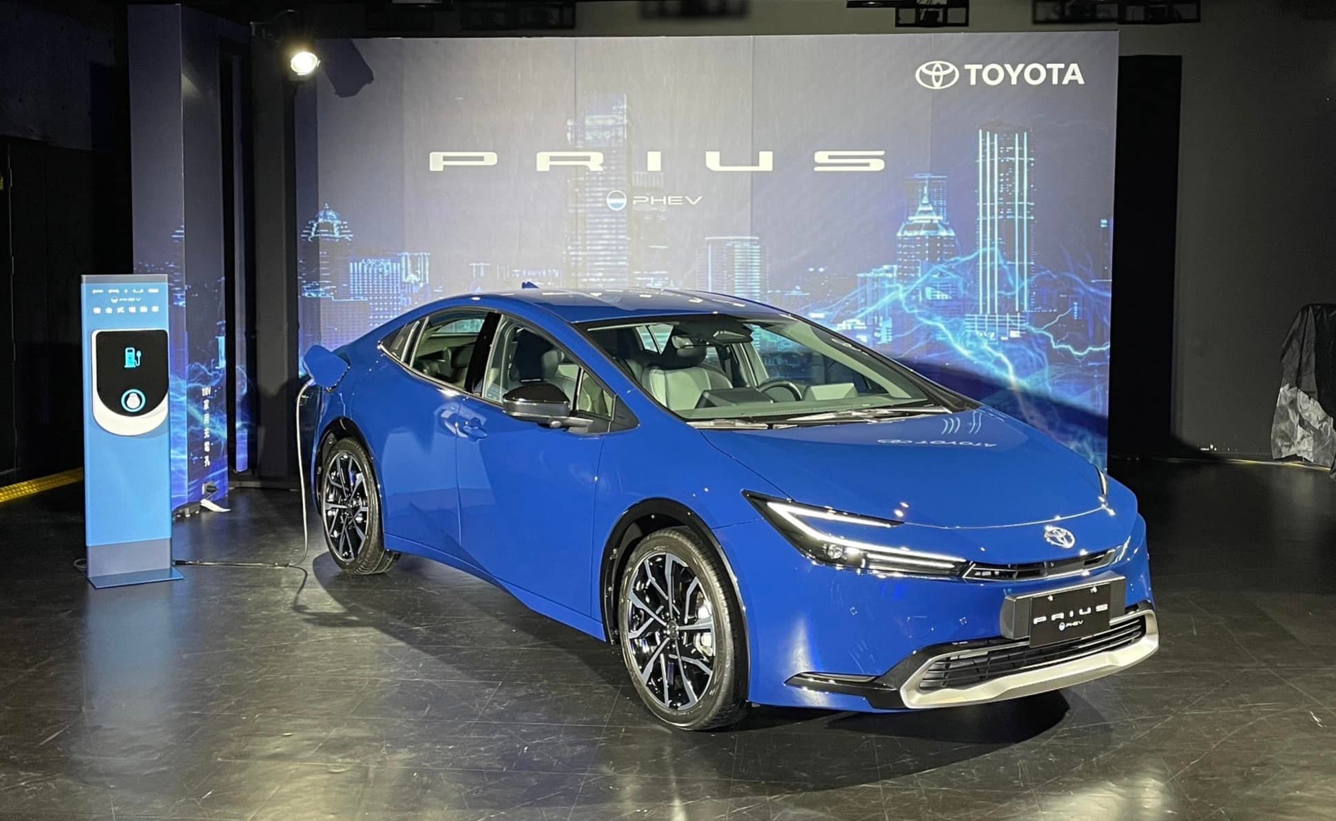 統哥.Pit63 - 全新TOYOTA油電PRIUS PHEV在台上市129.5萬起建議售價，旗艦與鉑金等2款車型。... | Facebook