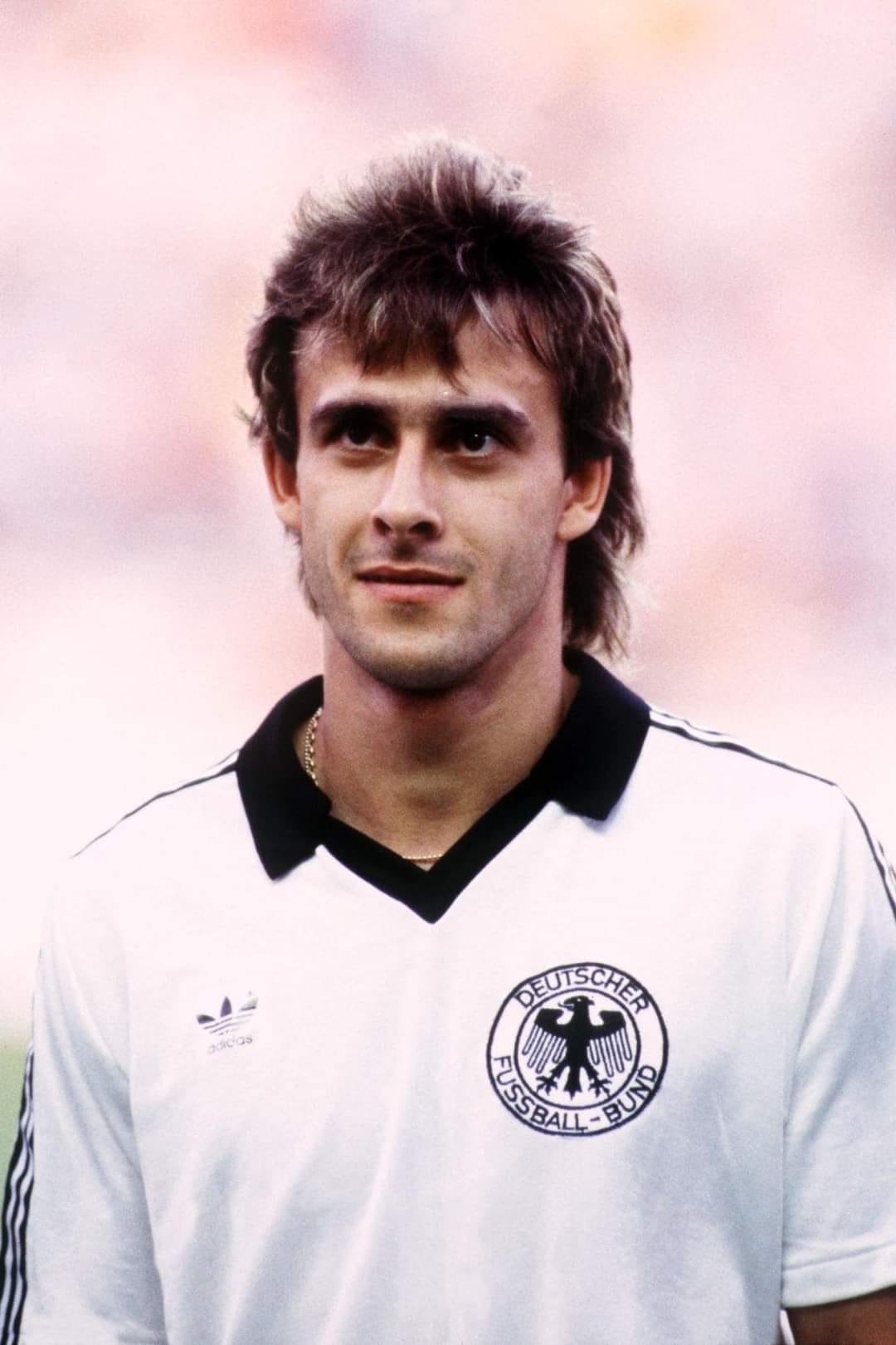 Happy 6️⃣0️⃣th birthday, Pierre Littbarski! 🎈 🥇 1990 World