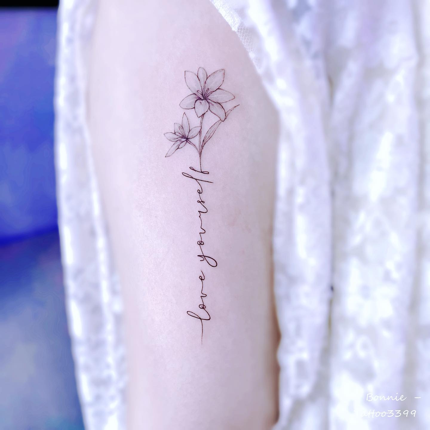 風雨花～💕 #台中刺青 #花刺青 #微刺青 #小圖刺青 #刺青設計 #刺青... - Tattoo3399 紋身工作室 | Facebook