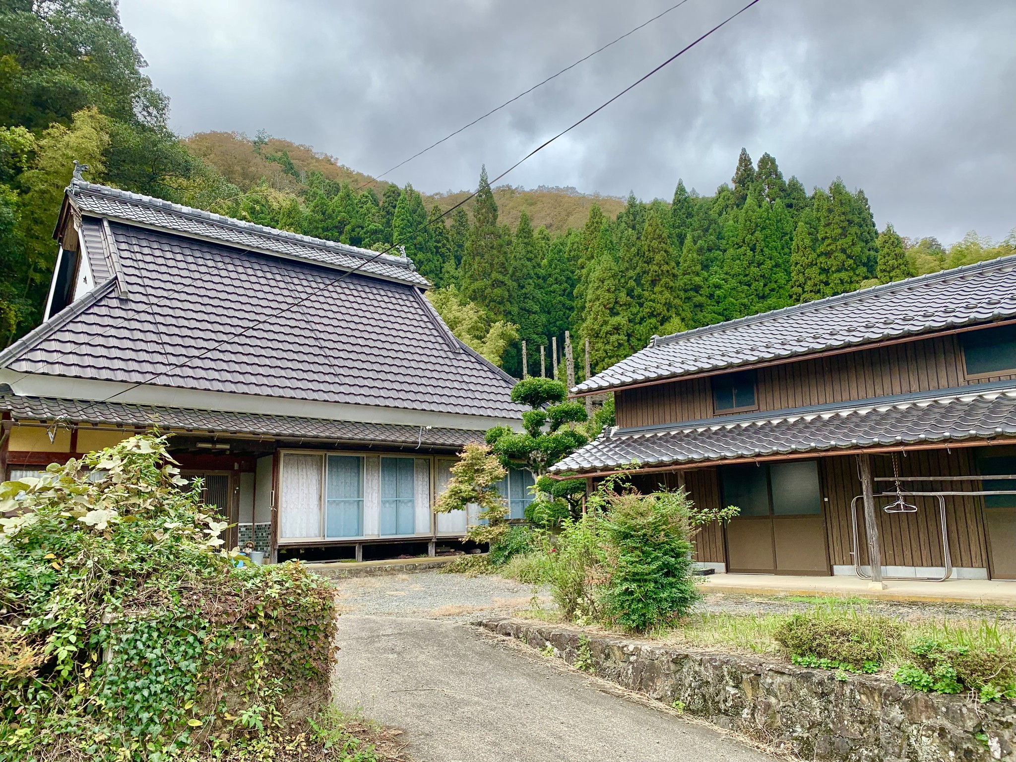 來去日本鄉下住一晚 - 【猜猜多少費用？】 最近到一鄉下考察， 這兩棟古厝＋旁邊一小間儲藏室， 大家猜猜多少費用呢？... | Facebook