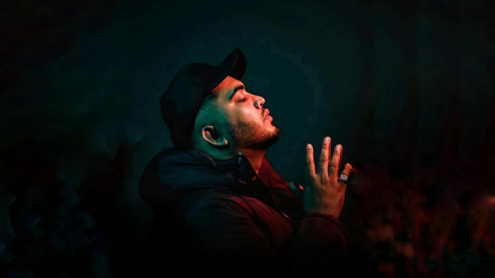 Mr A.j - I got moon at my back, it gives me light 💡 I feel complete ...