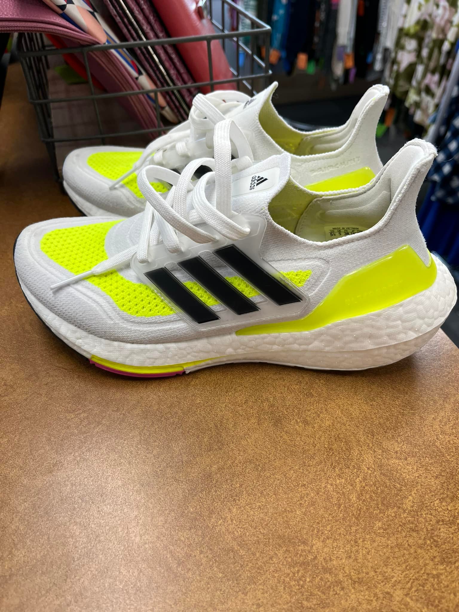 Brand new Adidas Advantage sneakers in men's size 9.5. Clean Cloud