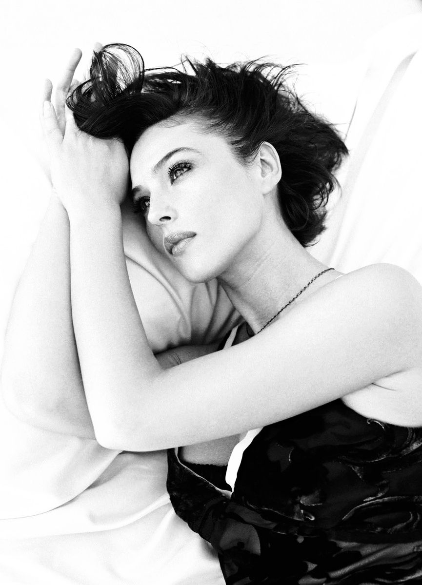 送料込み・絶版本 】MONICA BELLUCCI 写真集 モニカ・ベルッチ Amazon