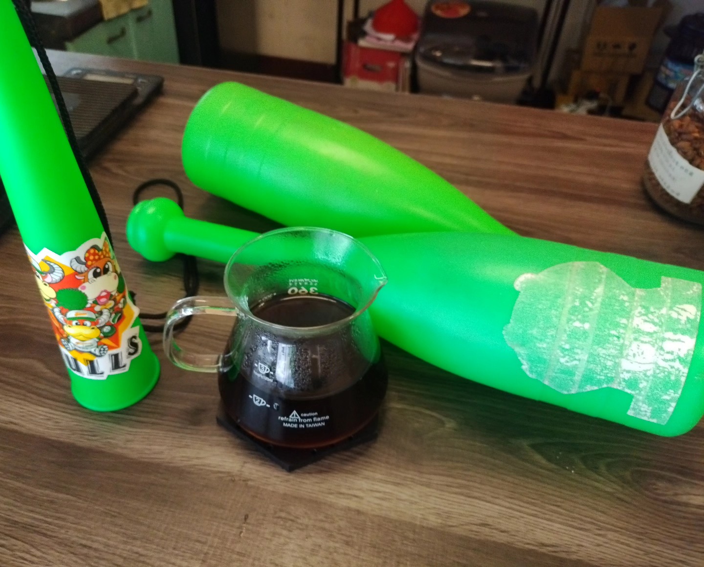 細絲拉格咖啡 - 拿了個現在小朋友應該不認識的老東西出來拍應景(?)照片。... | Facebook