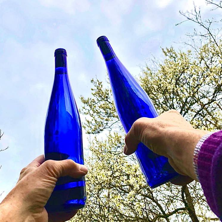 Wenn der Himmel schon nicht richtig blau ist, dann wenigstens unsere Flaschen! Unsere Riesling Auslese in der typischen blauen Flasche ist zurück. Damit feiern wir unser Osterfest und wünschen allen frohe Ostern!