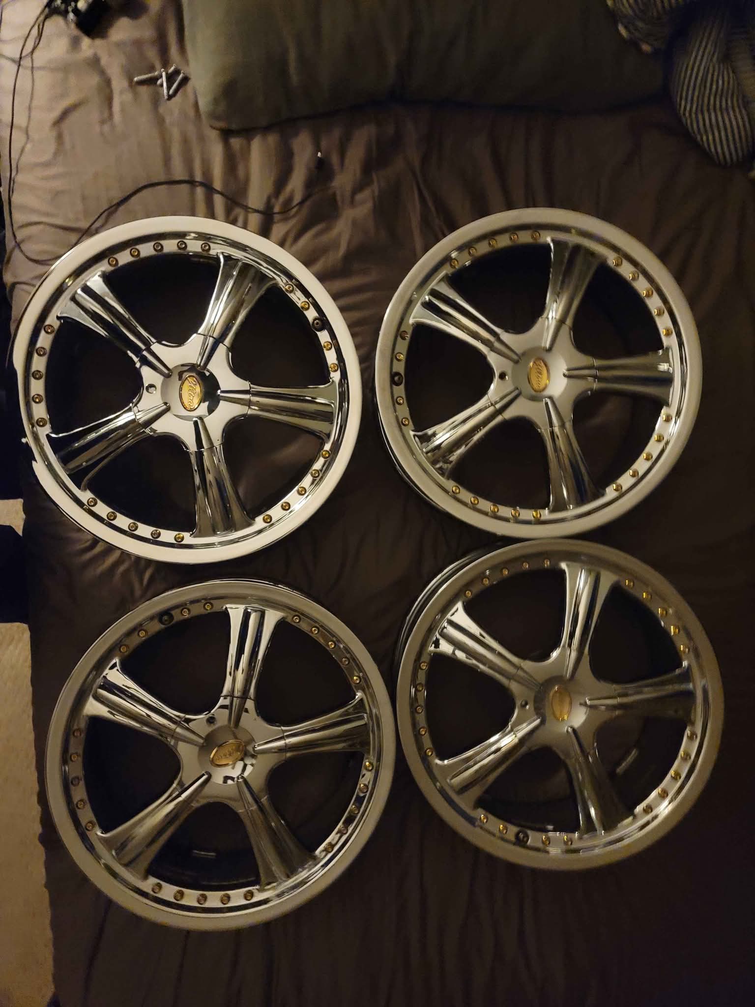 Old school (Ultra) Gold and chrome rims 5x114.3 / 17x7.5 - Car Wheels ...