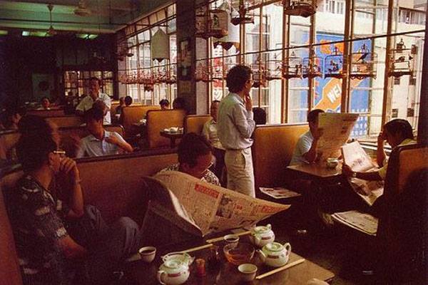 廣東話資料館 Cantonese Museum - 香港嘅〔茶樓〕 茶樓係以前飲茶食點心嘅食肆。細緻啲分茶居同茶樓，茶居通常得一層，而茶樓係有 ...