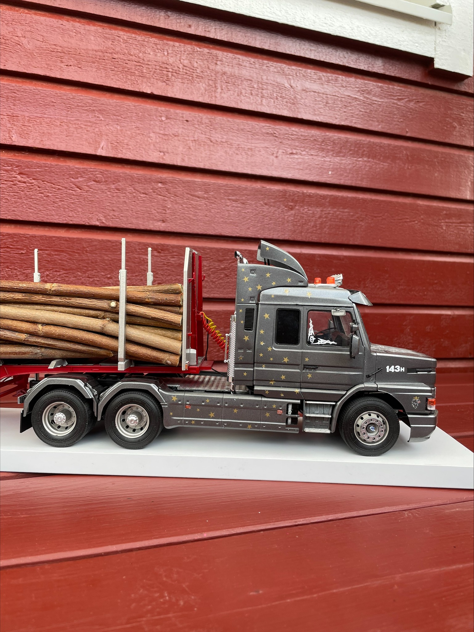From Erik Karlsson : Scania T143H + Timber Trailer 1/24 Send your
