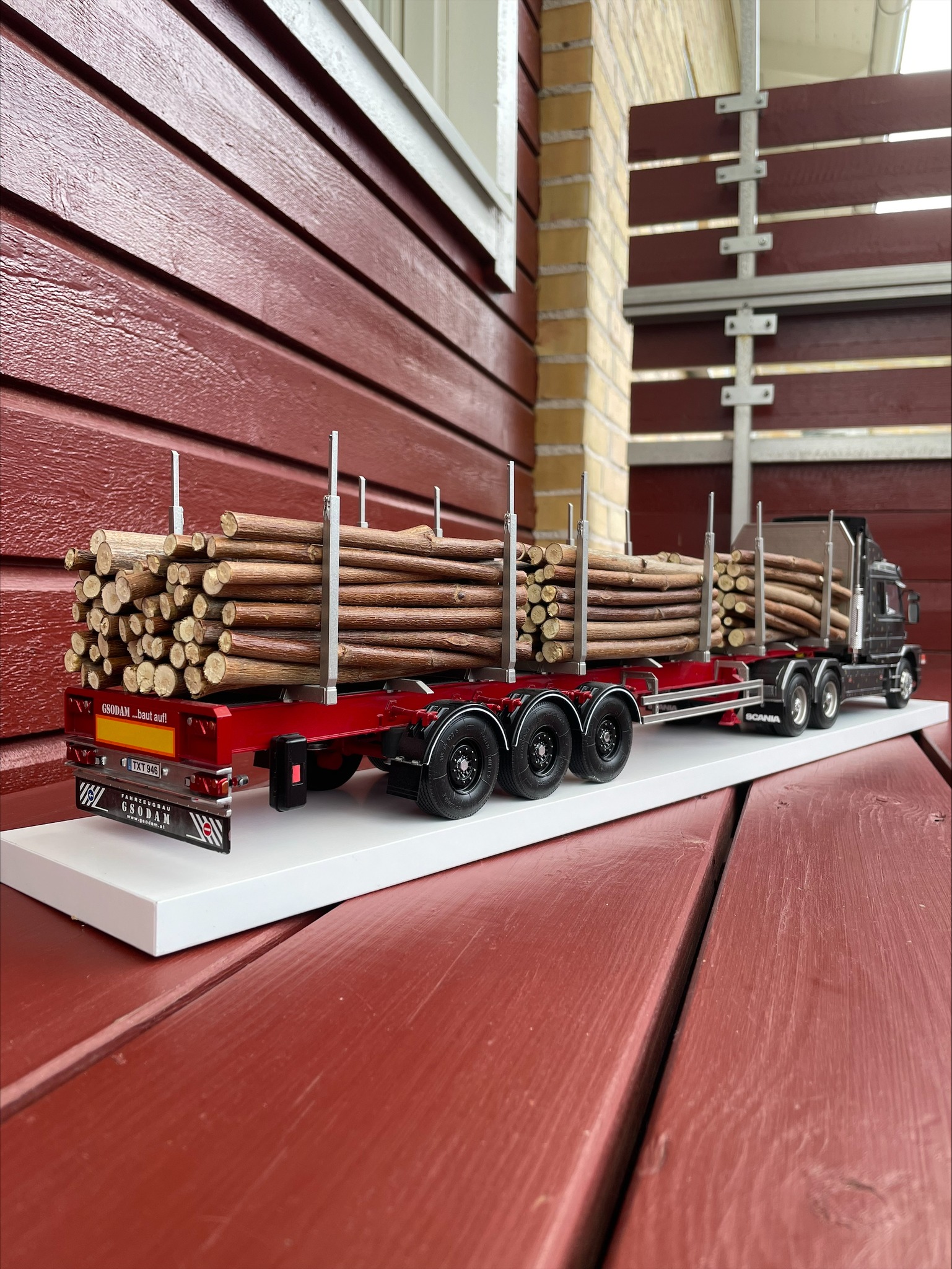 From Erik Karlsson : Scania T143H + Timber Trailer 1/24 Send your