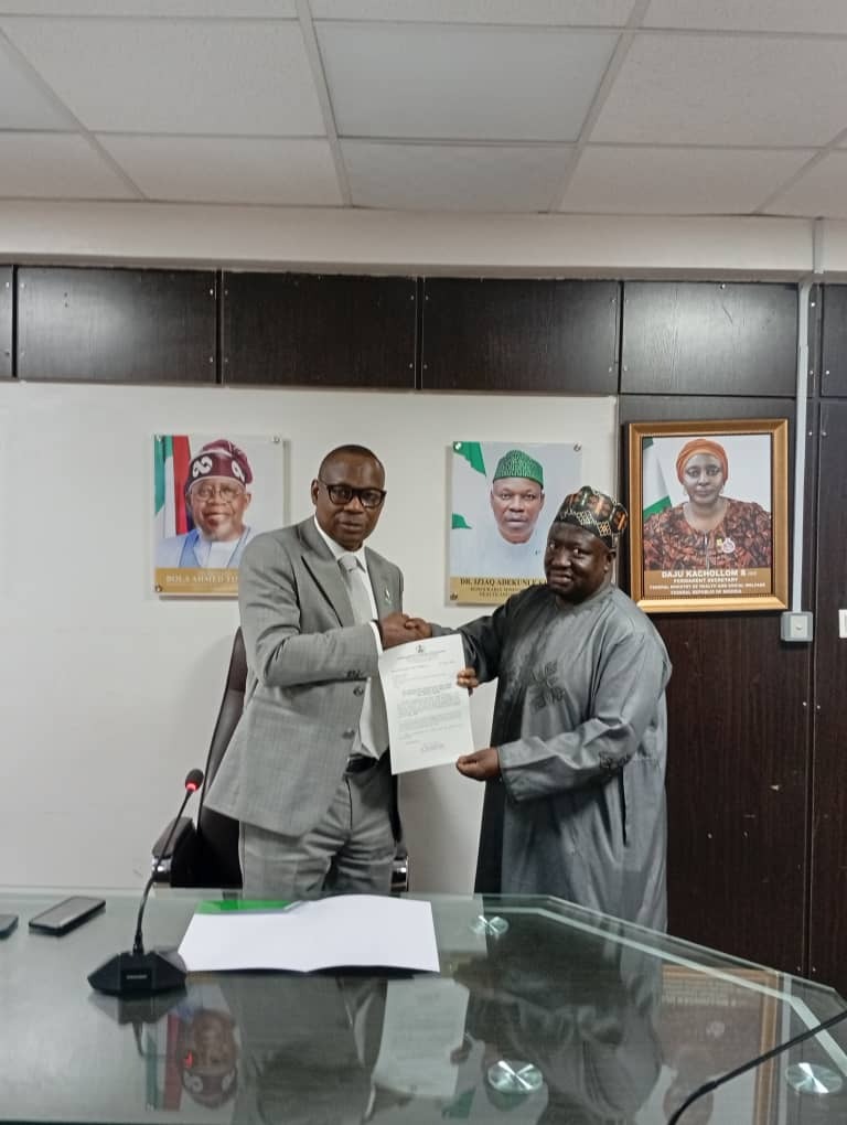 Breaking News: Dr. Bashir Idris (Lifidin Jama'a) receives Re ...
