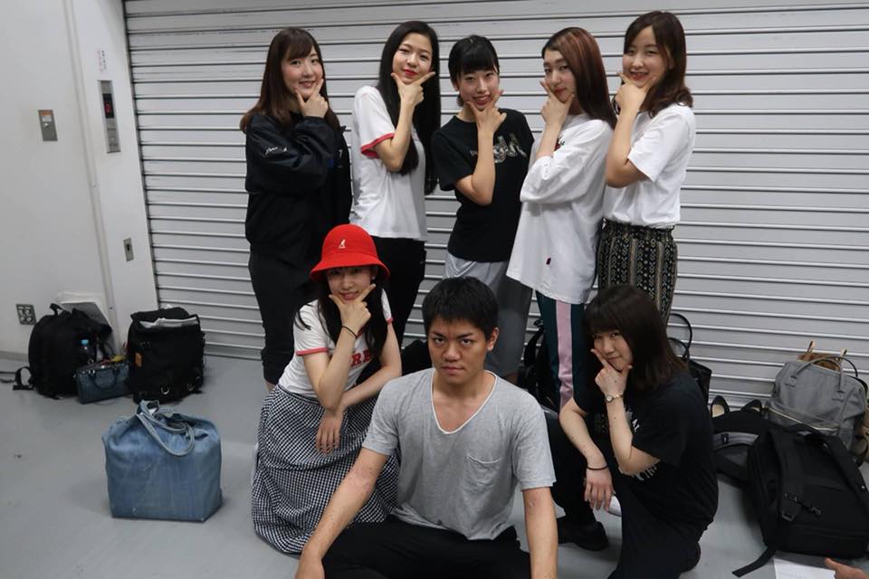 18年度大阪芸大特別公演 日本三文オペラ 後列左から末永七海 木村真梨子 辻本陽菜 岸上真由 由村友梨 前列左から岡崎桃果 松永崇人 近藤優子 Facebook