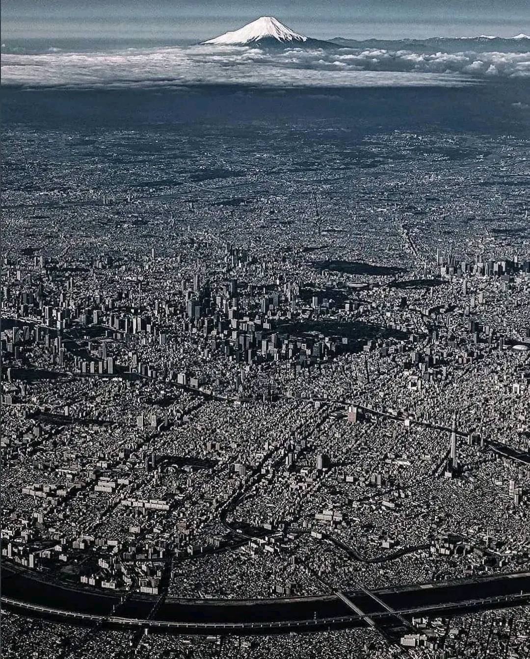 【中古】AERIAL CITYSCAPES VOL.5 TOKYO CENTRAL AREA 2 This is Tokyo, Japan. Which city from another continent you wish