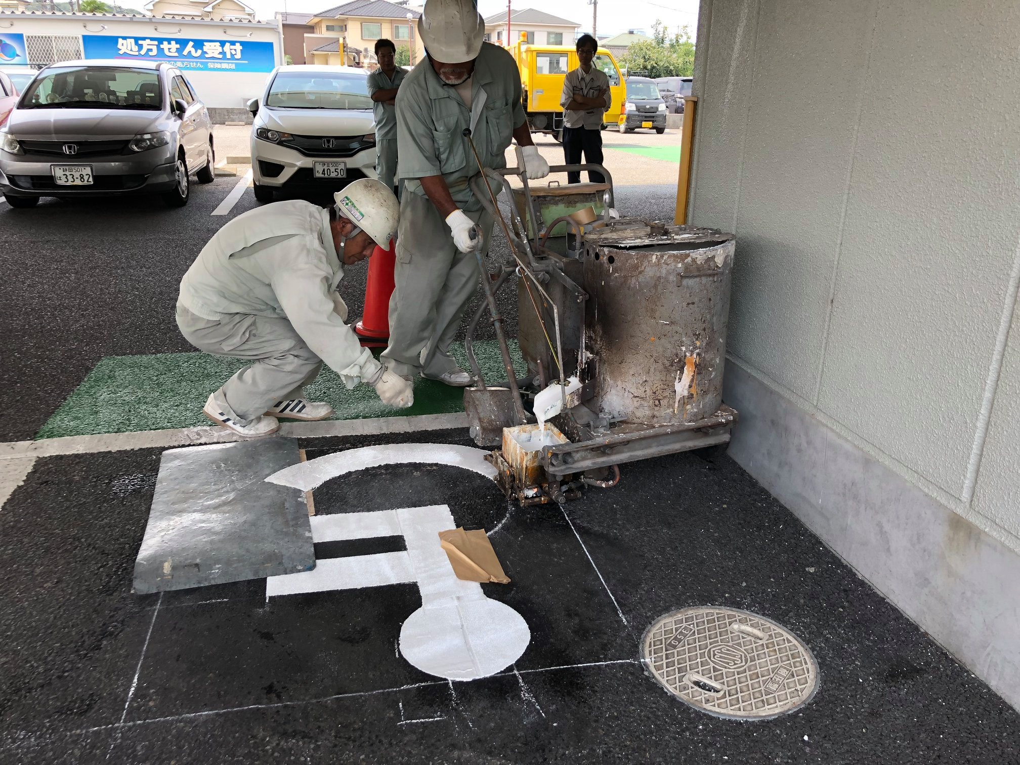 東豊造園 - 病院のライン工事に入りました。今日は皆さんがよく目にする事があると思います、車いすマーク♿... | Facebook
