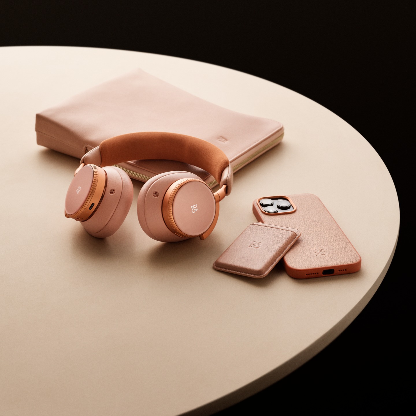 You already know. Beoplay H100 Fragment Edition: monochromatic