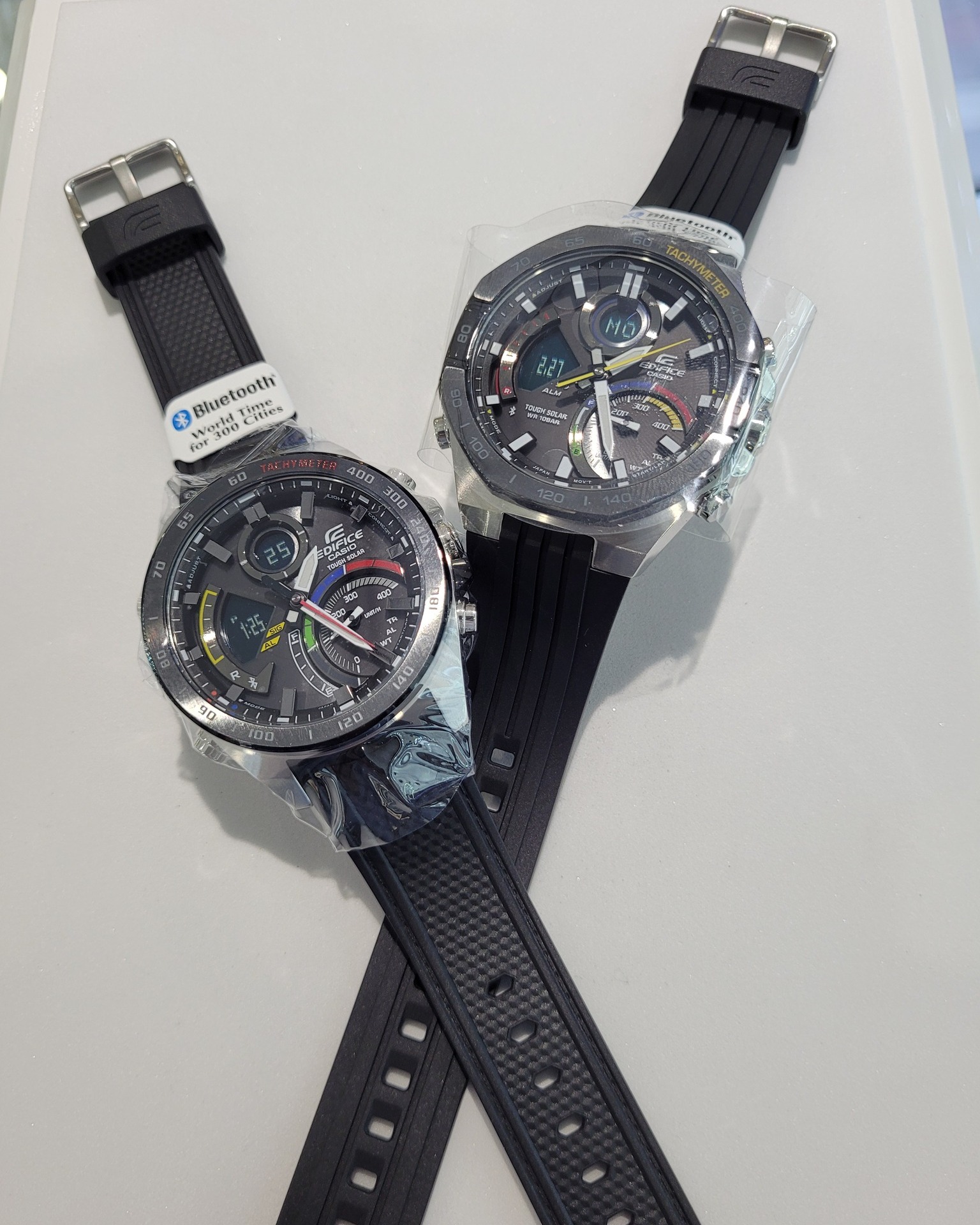Based on the popular EDIFICE ERA-600, the ERA-600RR-2AV boasts a 