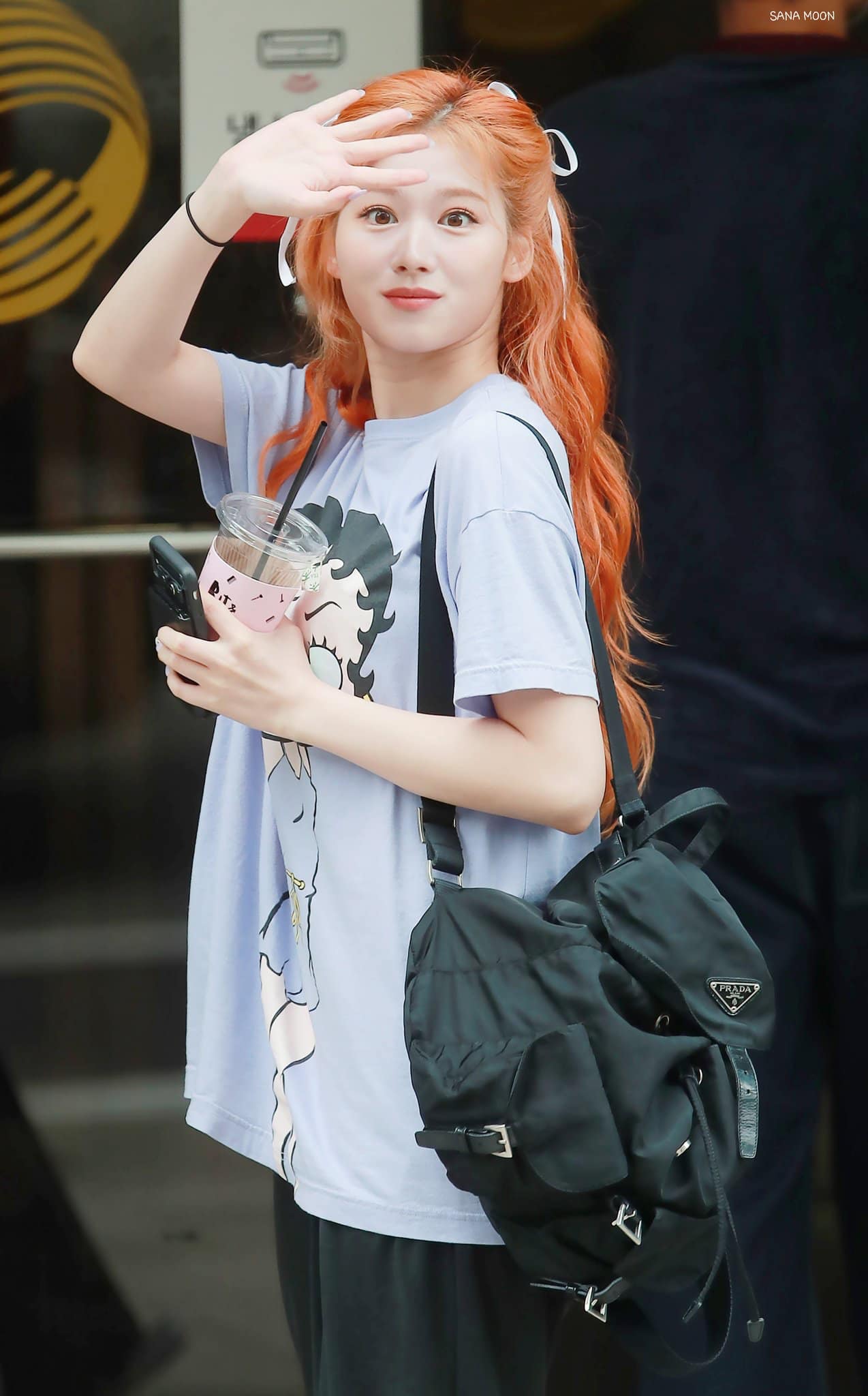 A royal Japanese wave 🧡 #TWICE #SANA