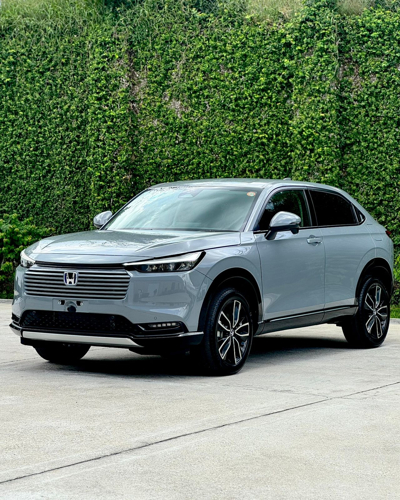 🚘✨ 2025 Honda Vezel Z – Nano Grey Edition ✨🚘 Sleek, modern
