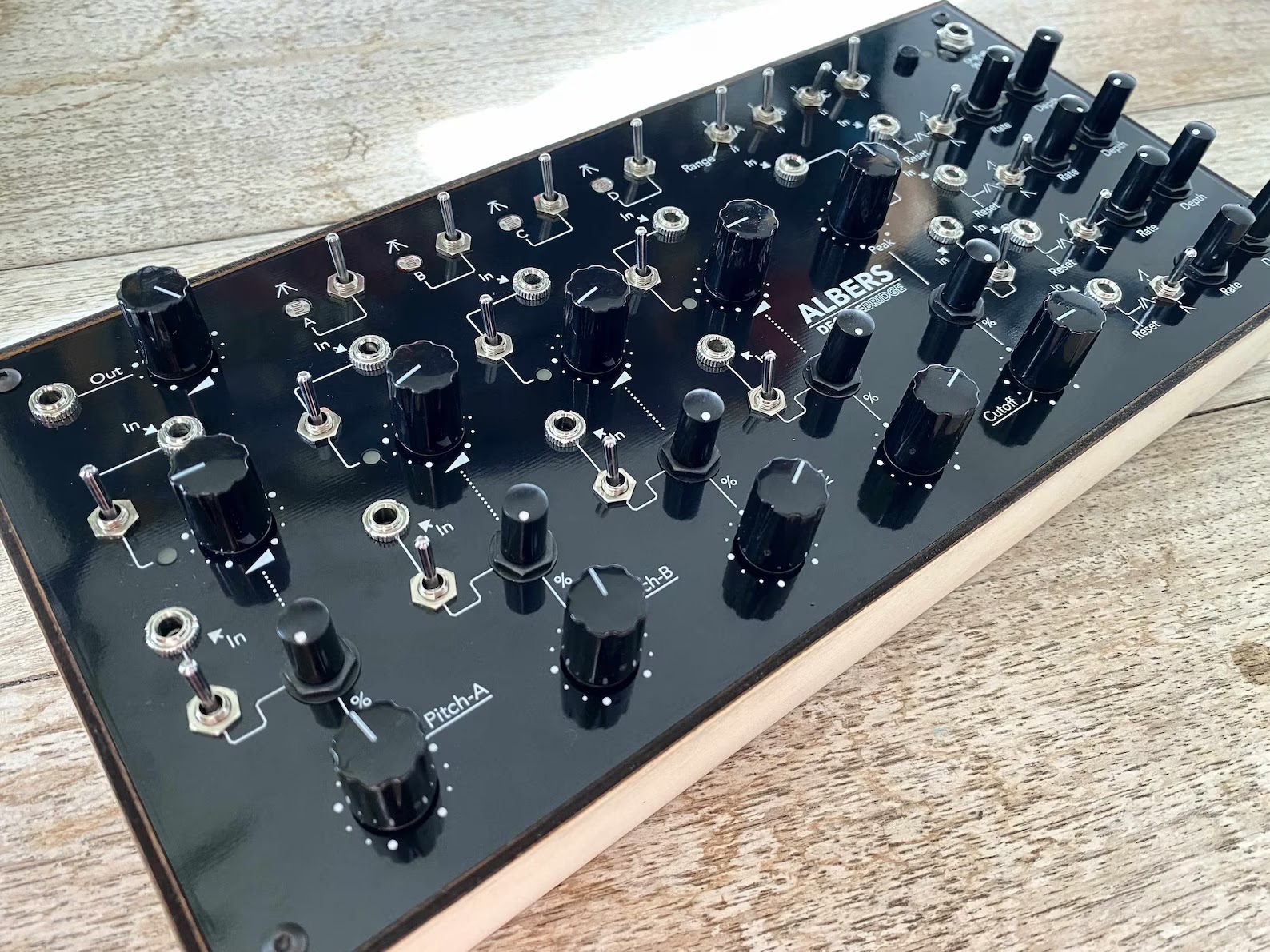Ghost In Translation Drone: a 4-voice drone Synthesizer for Eurorack