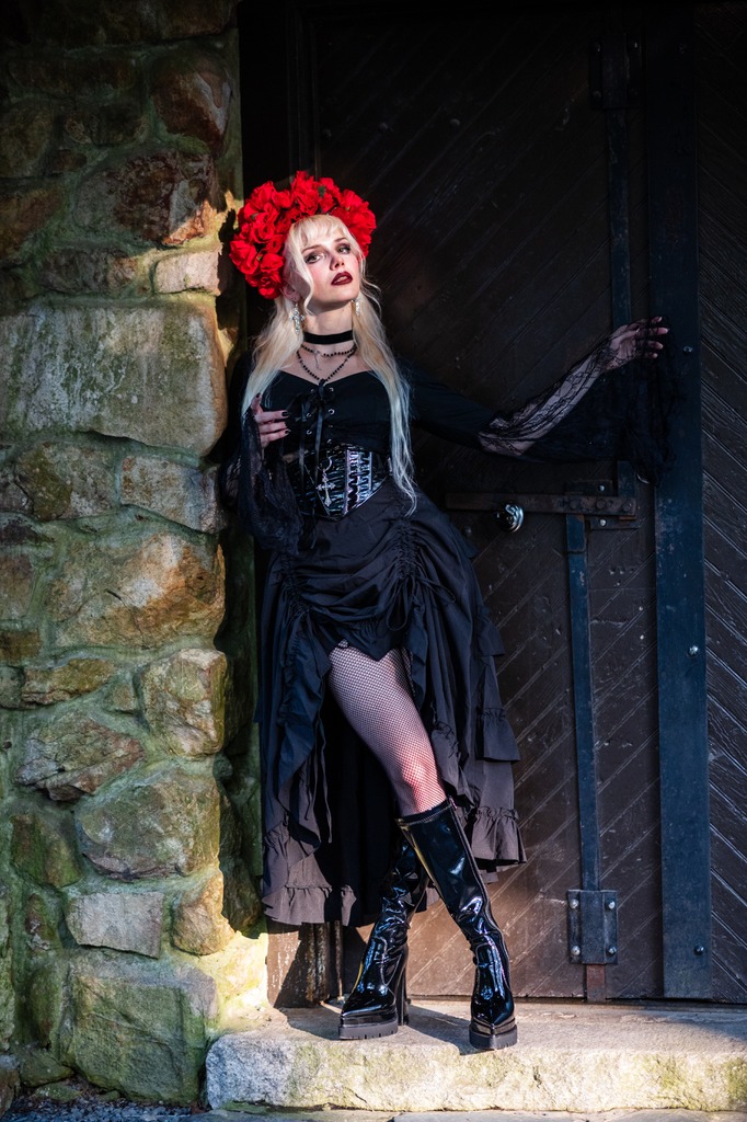 Love Pink, but want to keep your Gothic edge? 🖤🌹 Pink doesn't