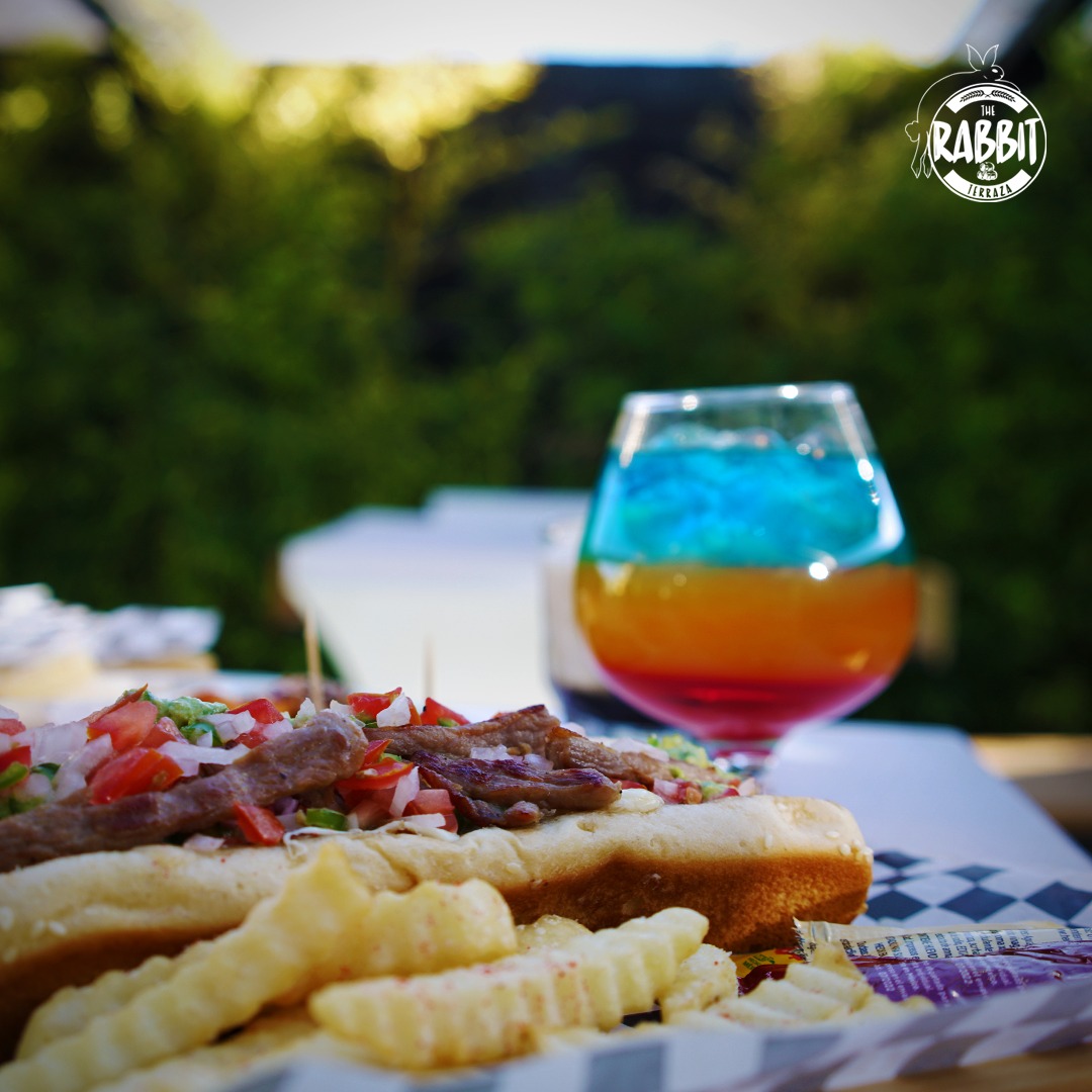 🌭Los mejores snacks y bebidas los... - The Rabbit Terraza