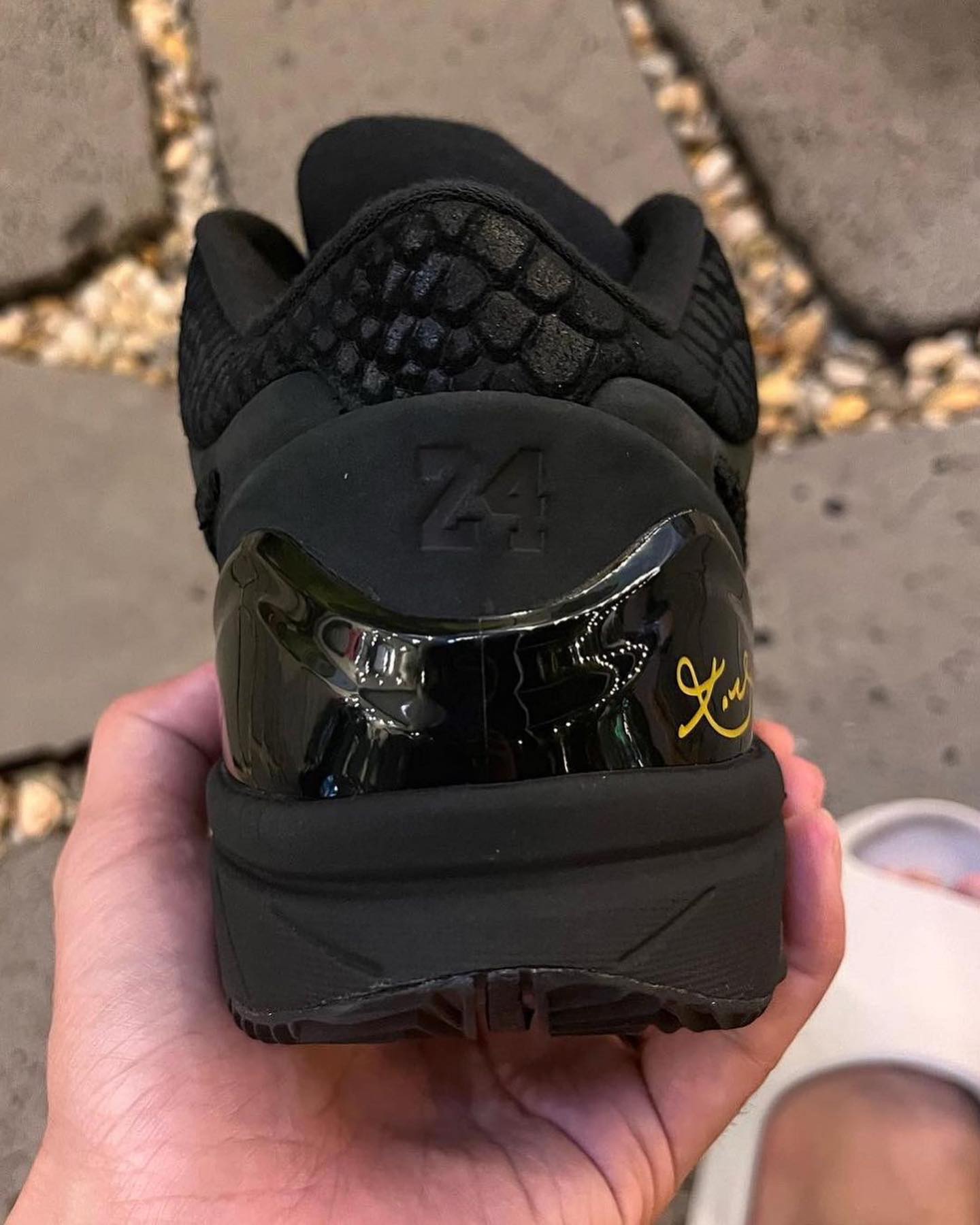 A first look at the “Black Mamba” Nike Kobe 4 🐍 (via @snkr_flower)