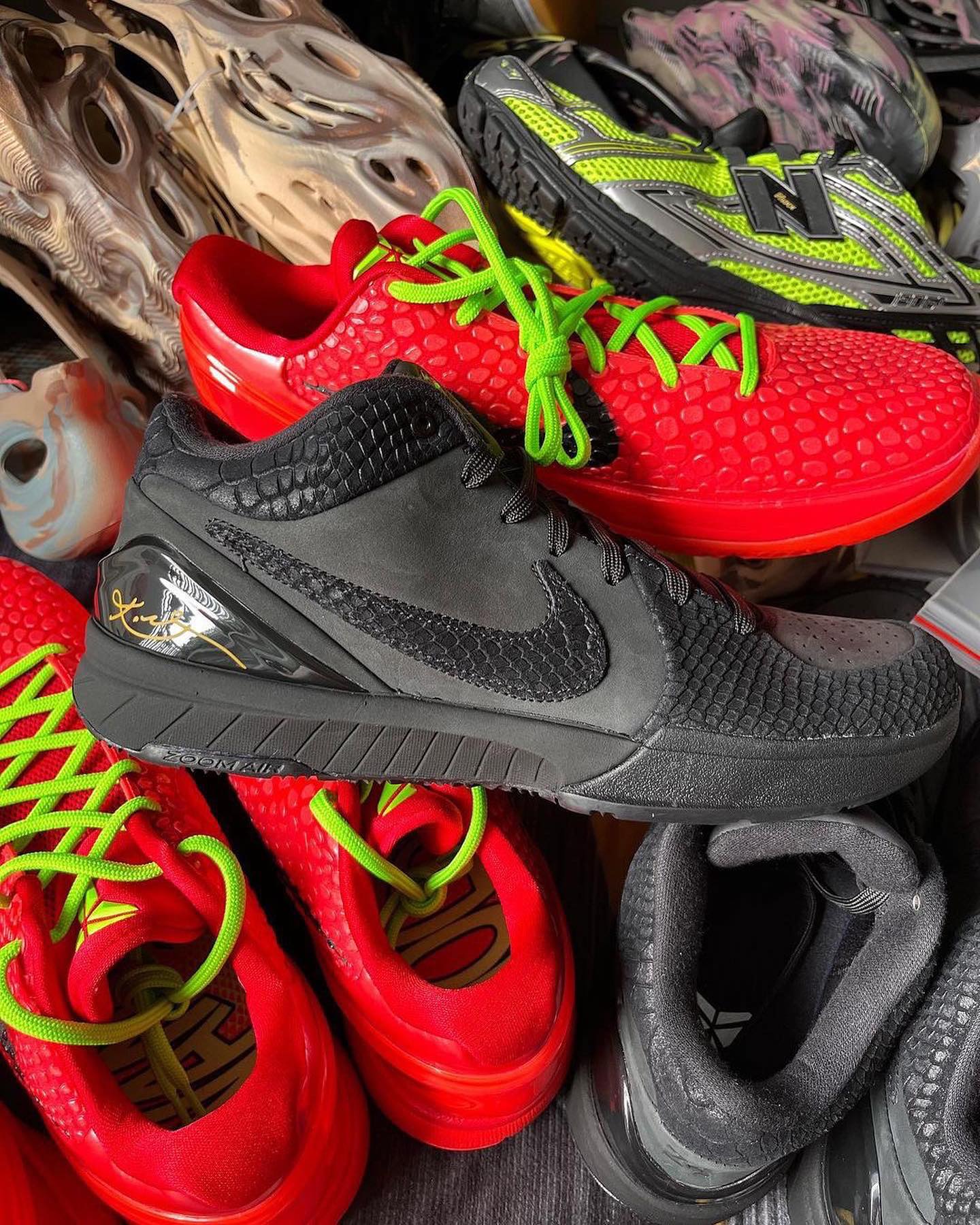 A first look at the “Black Mamba” Nike Kobe 4 🐍 (via @snkr_flower)