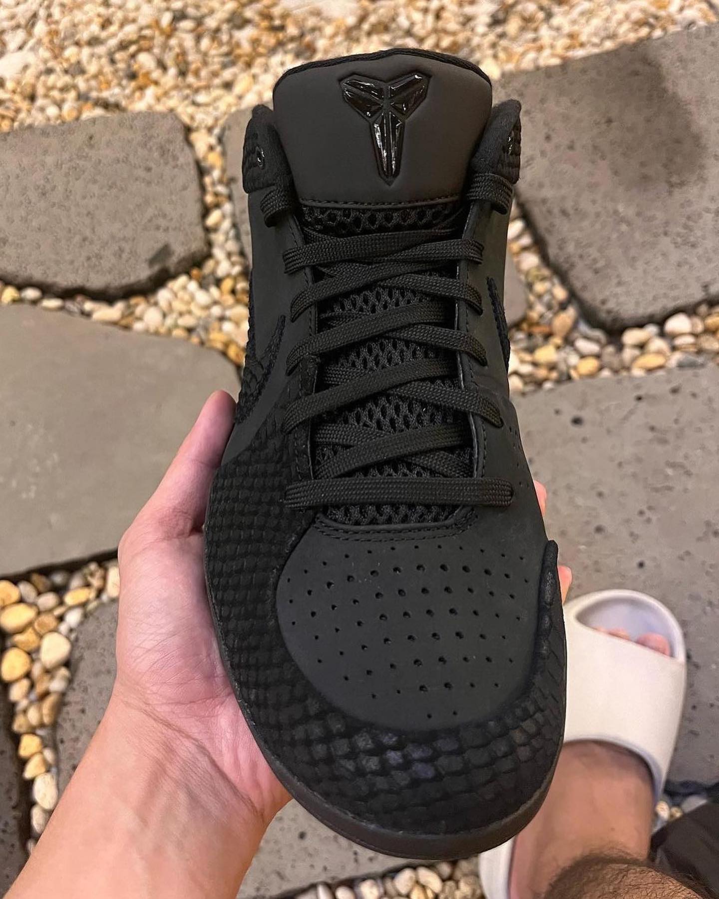 A first look at the “Black Mamba” Nike Kobe 4 🐍 (via @snkr_flower)