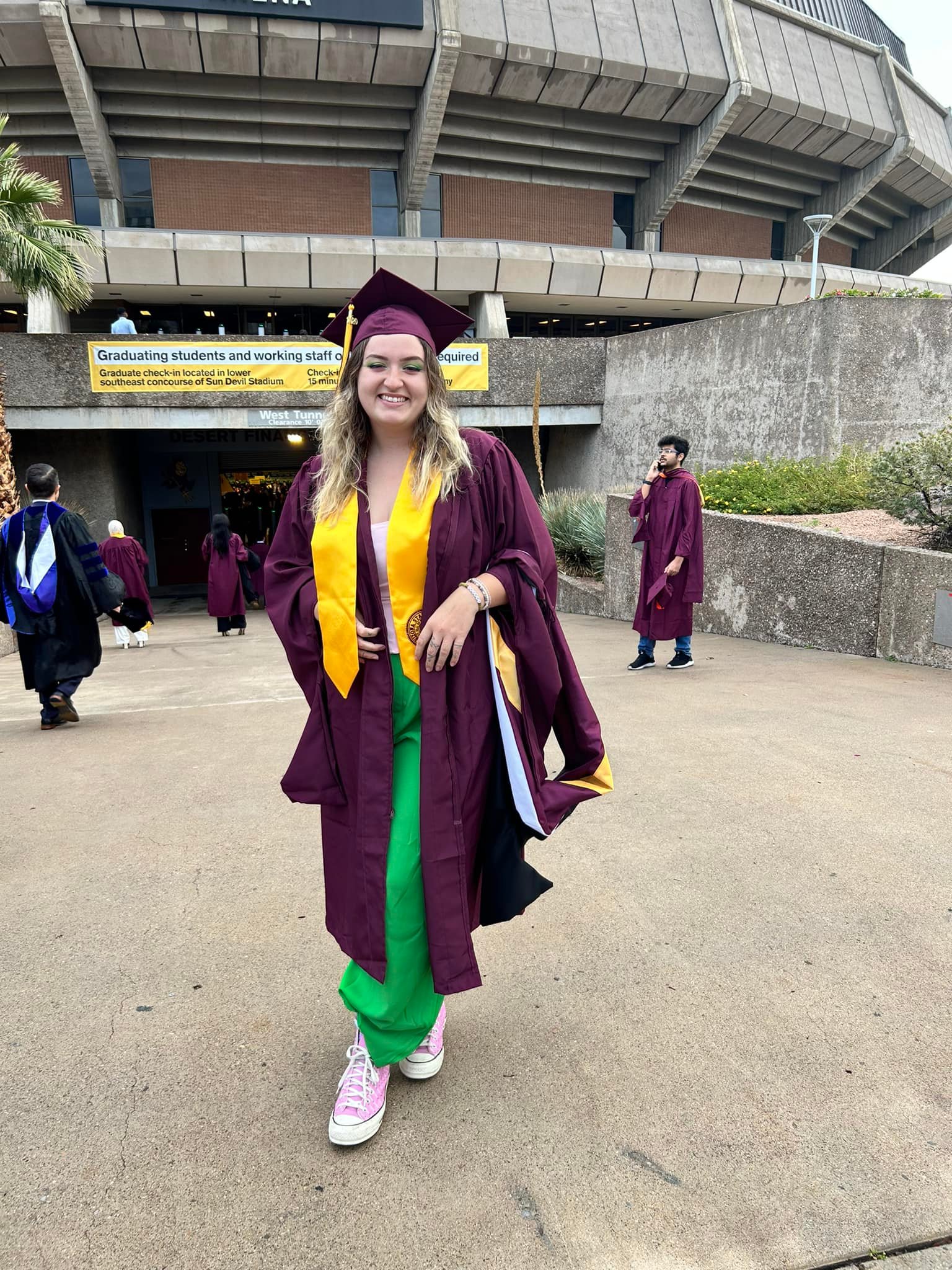 what color dress goes with a red graduation gown to wear to ceremony a cap and gown? GUEST-OF