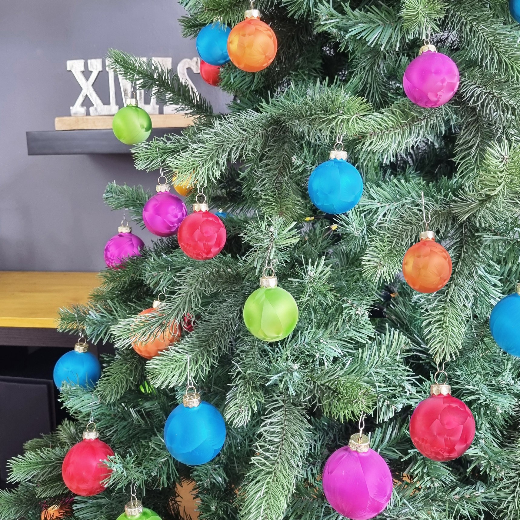 Welche Farben werden Eure Kugeln heuer am Christbaum haben? 🎄 Wie findet Ihr ganz bunte Kugeln? 😍 Wir wünschen Euch noch einen schönen Dienstag 😊 #christmas #christmastree #christmastreedecor #weihnachten #christbaum #christbaumschmuck #xmas #