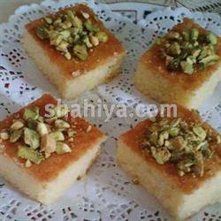 مطبخ كوكة مقادير بسبوسة بالحليب المكثف المحلى ١ ٢ كوب سميد ١ ٢ كوب حليب بودرة ١ ٣ كوب سكر ١ ٤ كوب زيت ٨٥ غرام قشدة او نصف علبة ١٧٠ غرام حليب مكثف محلى