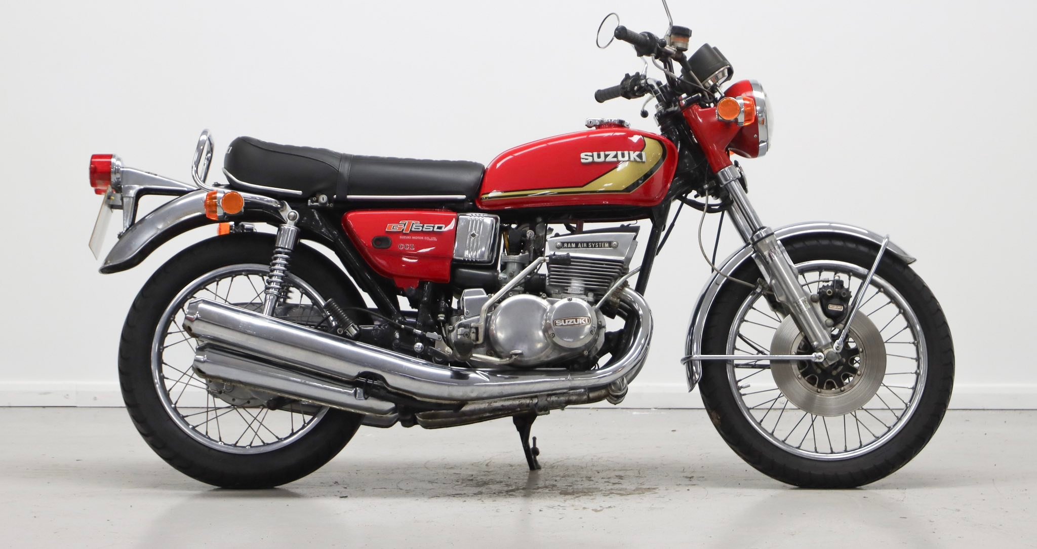 ❤️1974 Suzuki GT550.❤️ three cylinder, two-stroke, air-cooled.