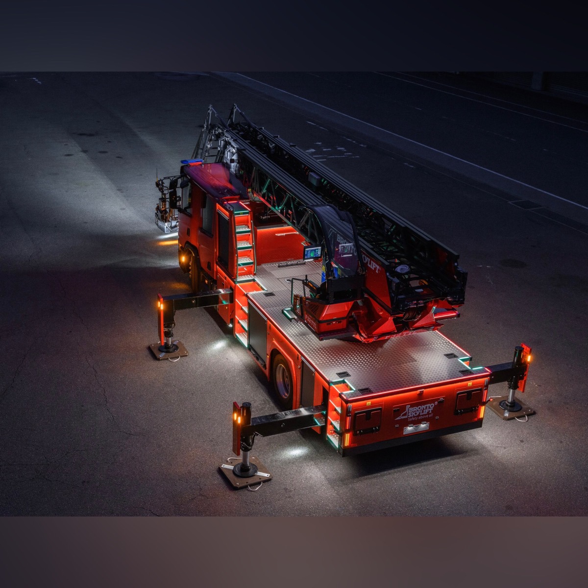 明日8/5は #はしご車の日🚒 EN規格対応の先端屈折式はしご付消防自動車