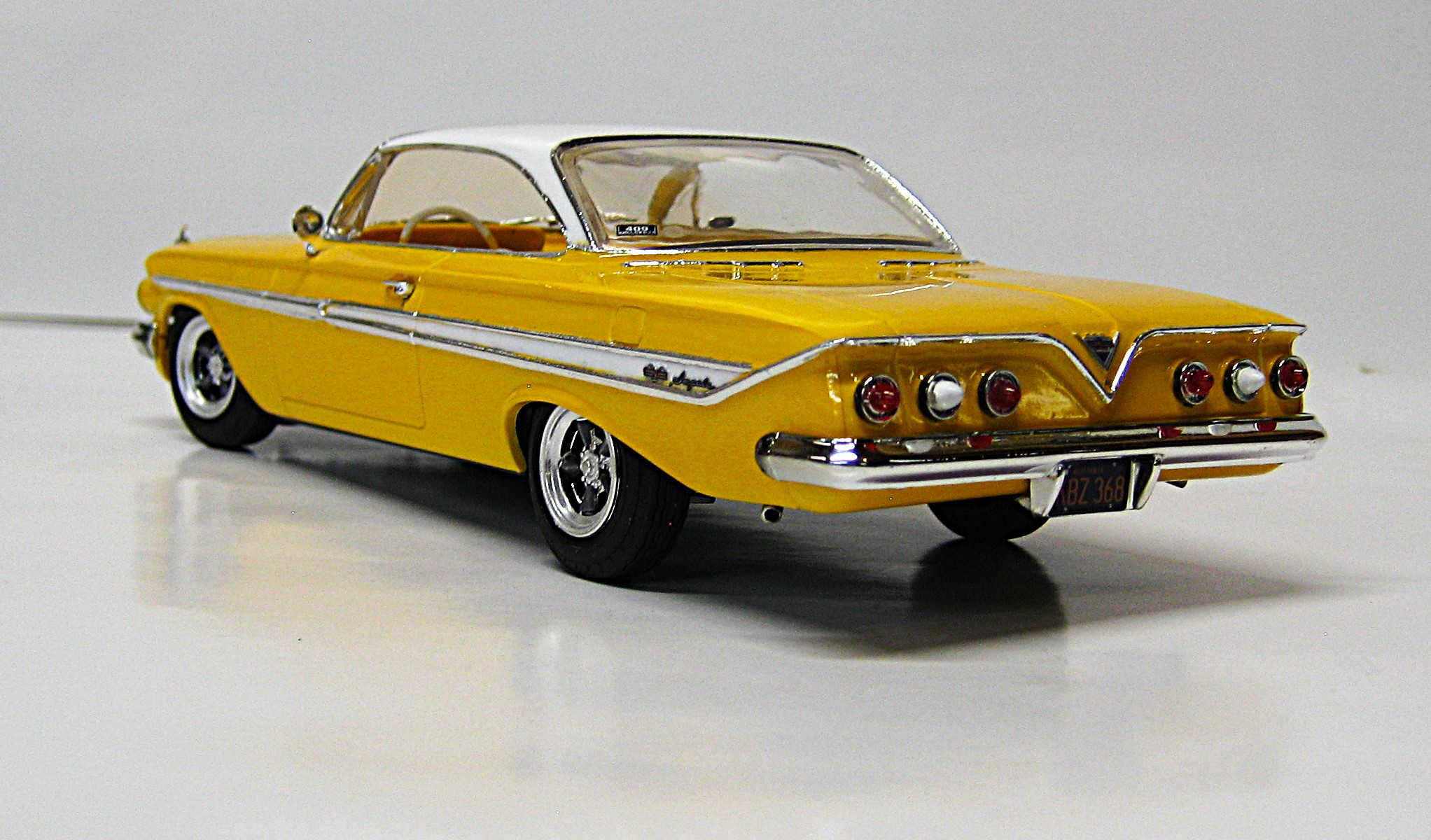 AMT 1/25 scale 1961 Chevrolet Impala. 七 . ቀ፡ H Baise йсн ١٢ : S